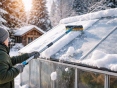 Schnee auf dem Gewächshaus entfernen